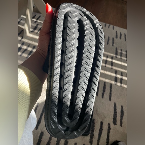 New with bag/never worn Cloudies sandals black size 8 - Picture 4 of 6